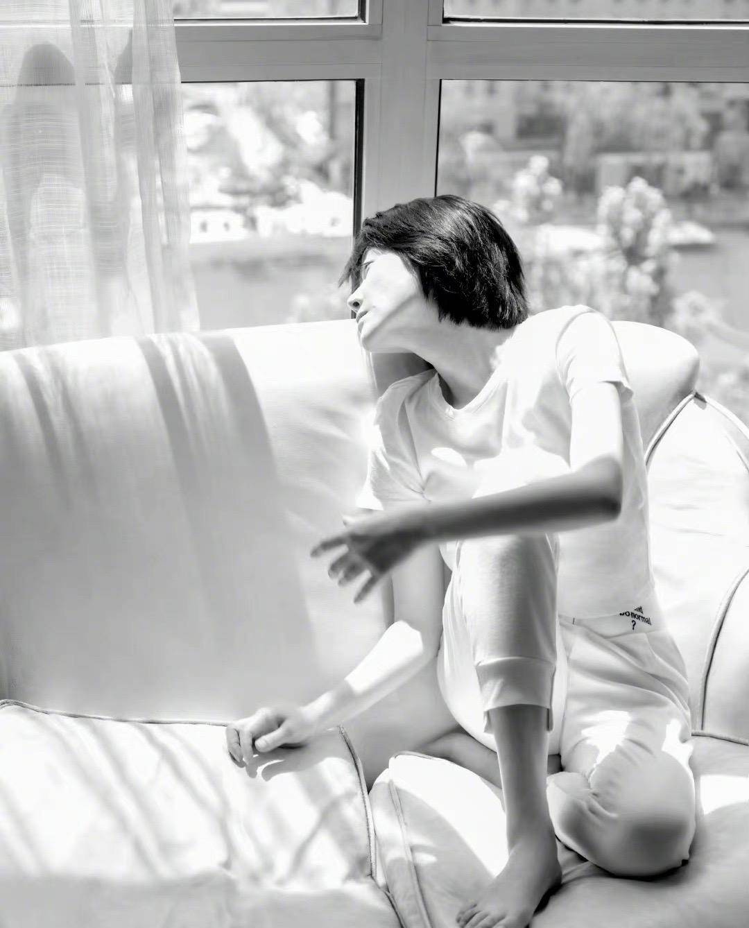 52岁许晴慵懒风写真,简单t恤配短发干净利落,活成自己想要的模样_白色