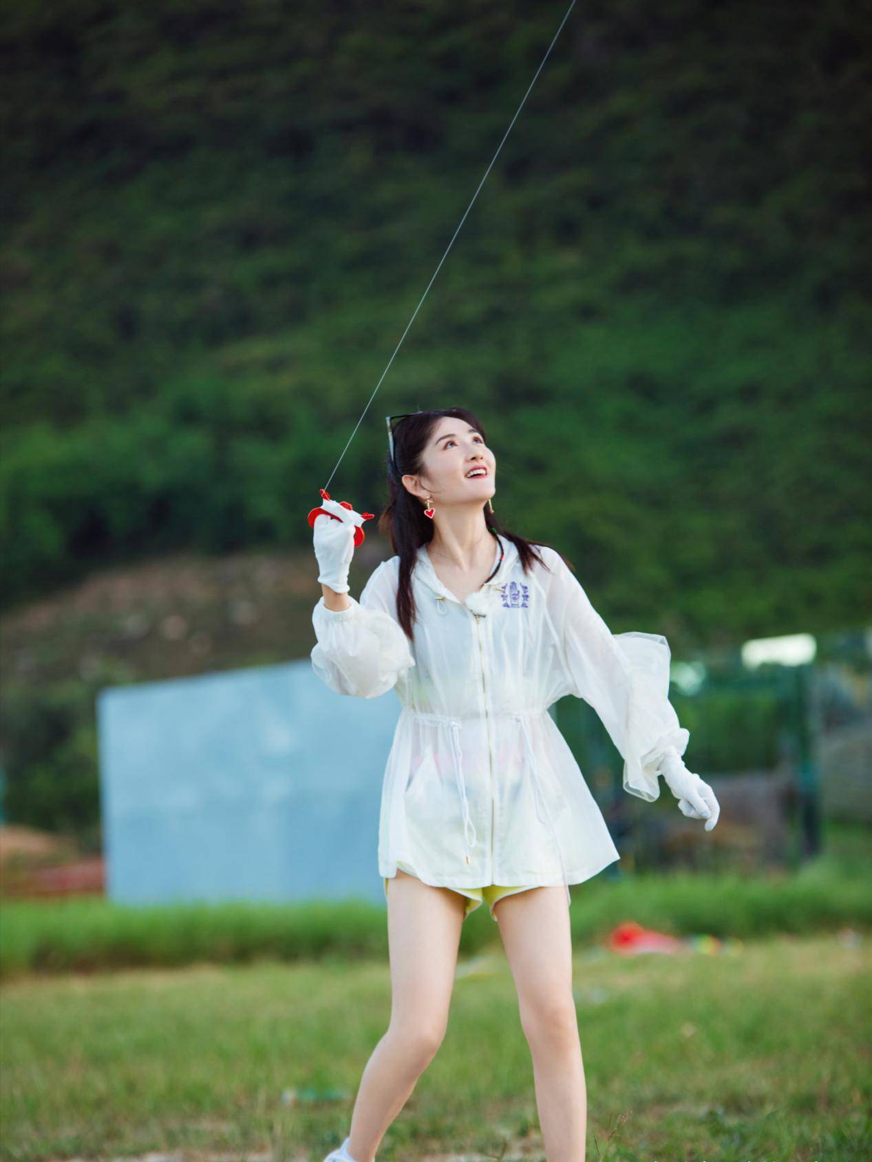 原创谢娜越穿越美蓝色牛仔外套配t恤青春减龄一双美腿直又长