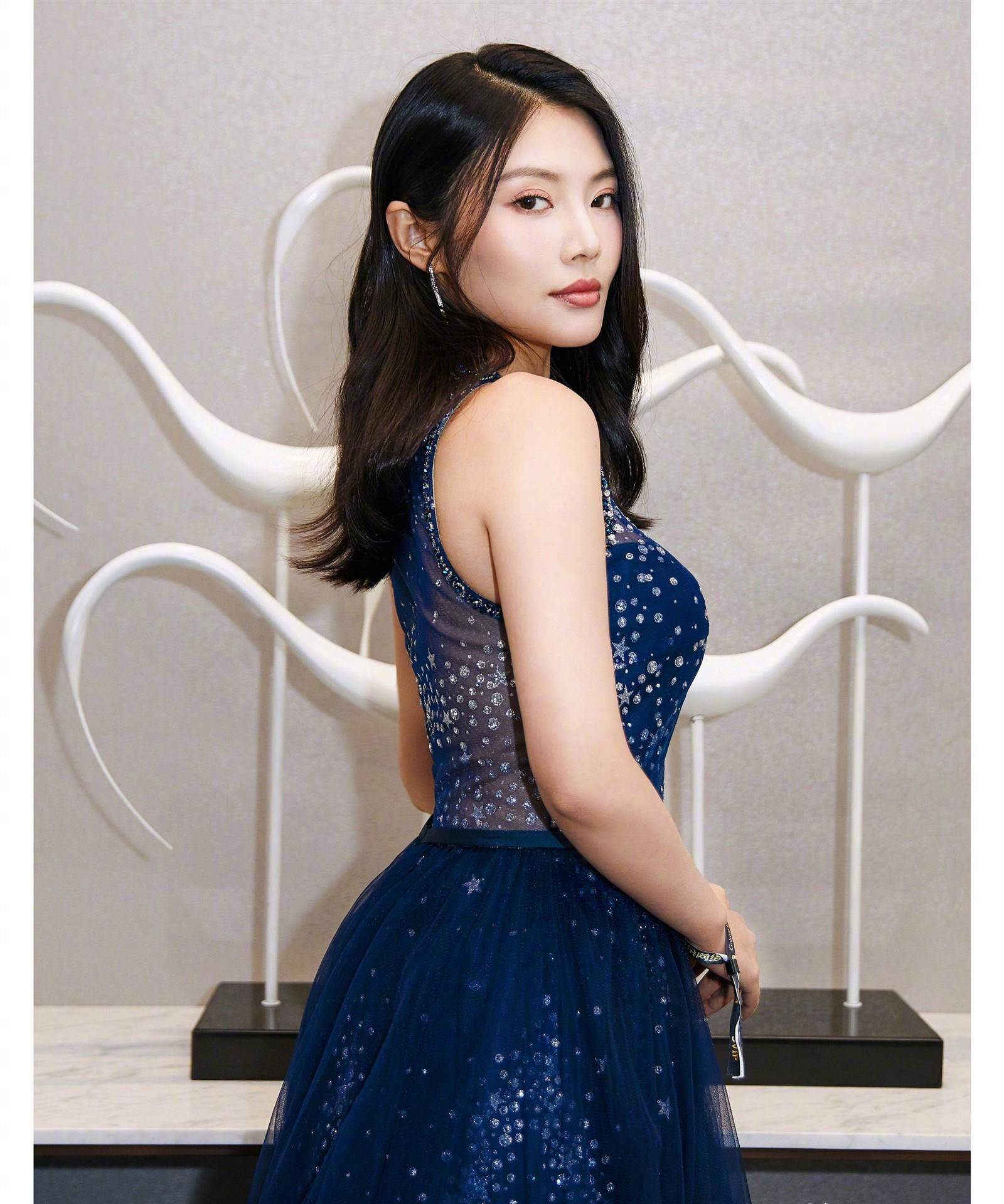 尤其是额头饱满的女人,加上圆润的脸蛋和身形,总是带着端庄大气的美感