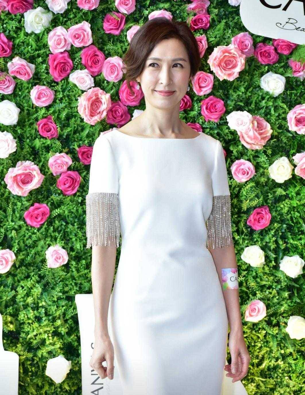 原创郭蔼明又被刘青云宠成小女孩了53岁身材还很纤细嫁对人真幸福