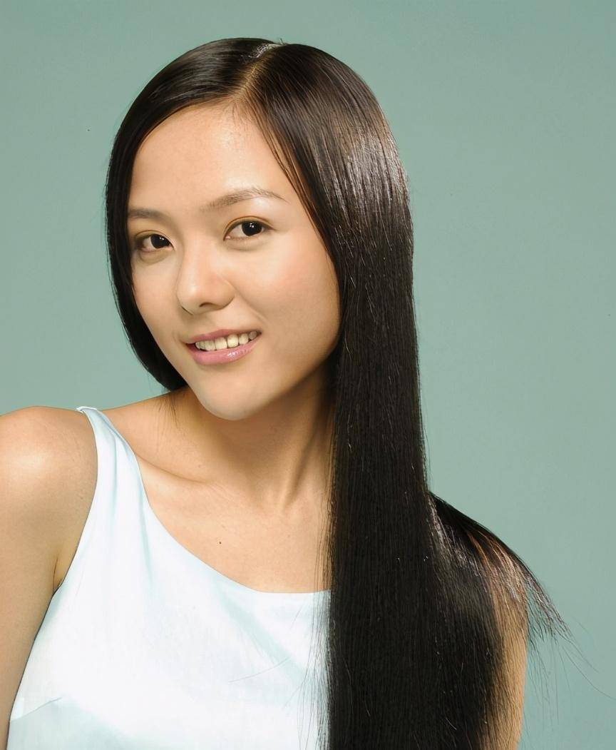 但是怎么说呢,大多数都是不可信的,杨乐乐不结婚前的照片是真的清纯