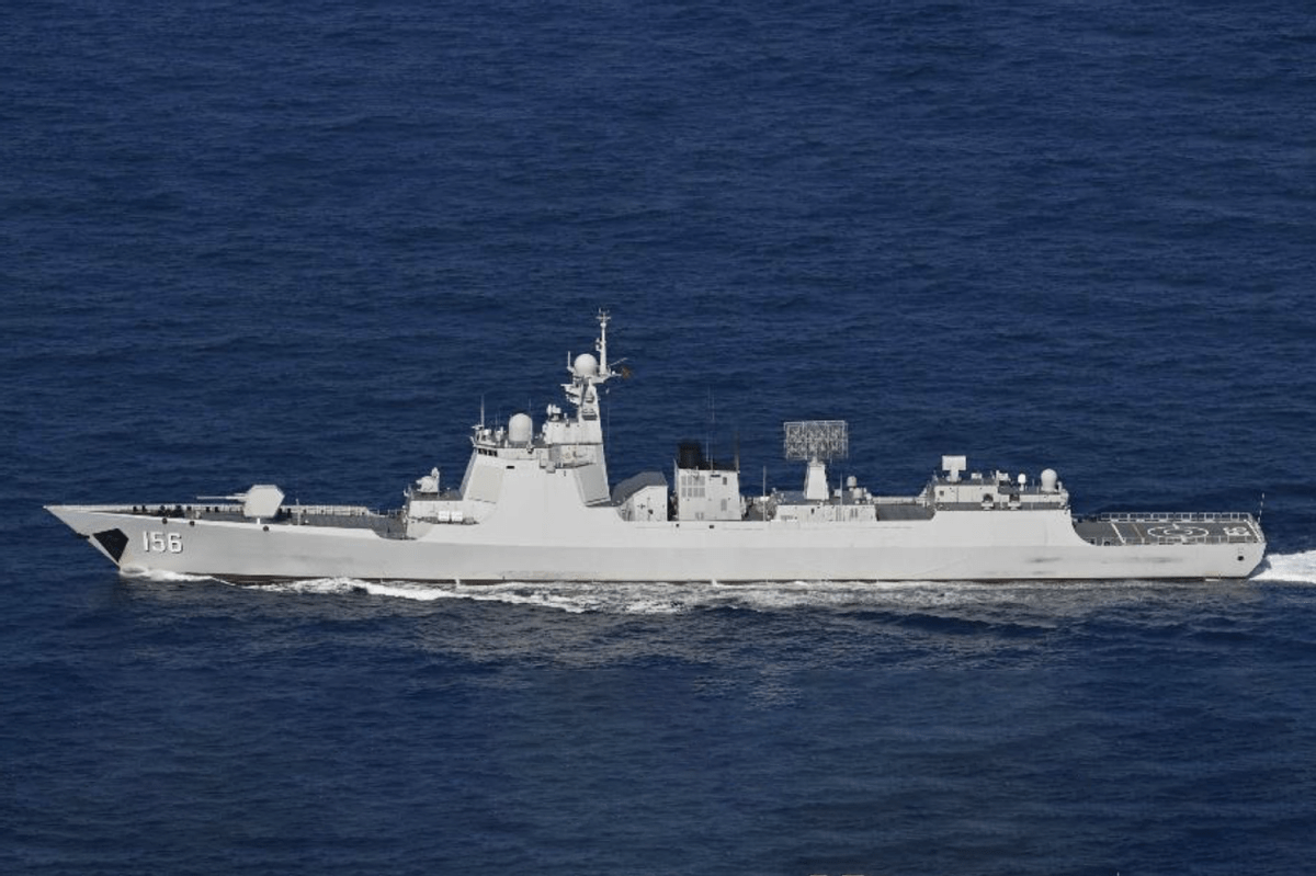 在南宁舰052dl导弹驱逐舰救起福景001遇险船员之前,作为与南宁舰052dl