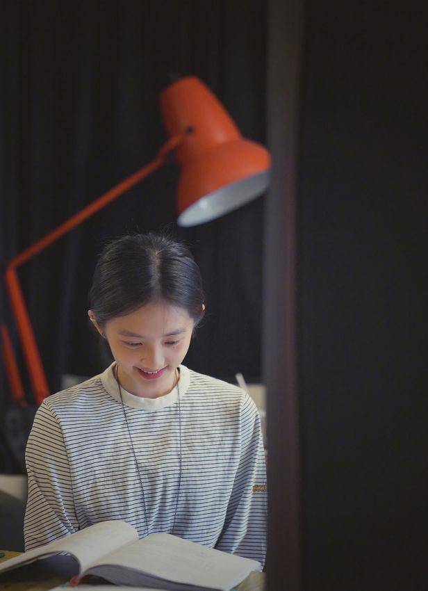 黄多多搭档何炅演话剧,15岁身材高挑打扮时尚,堪称迷