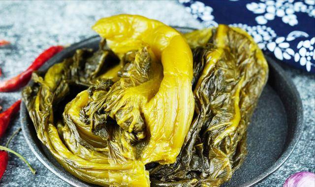 其实这都是因为,你腌制酸菜的方法用错了,腌酸菜的过程中,别只会放盐