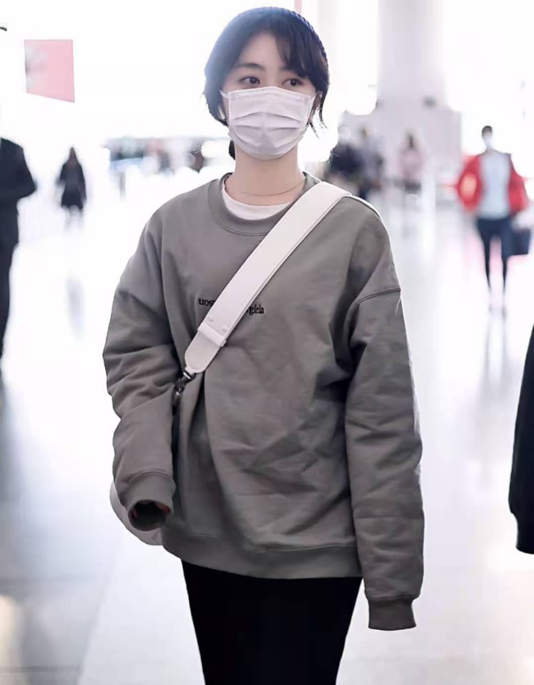 原创谭松韵不愧是小个子穿搭榜样穿羽绒服配半扎发好显高