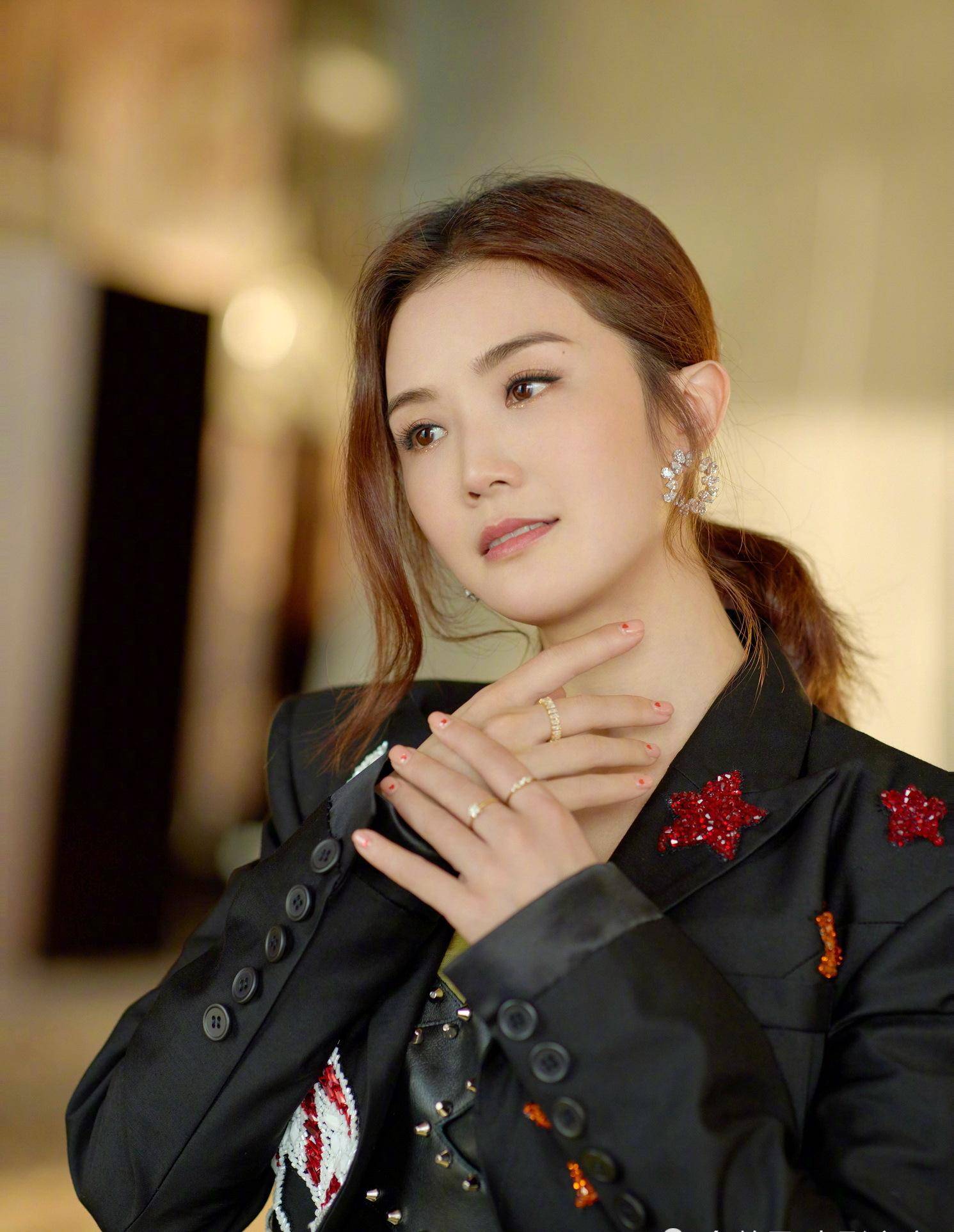 38岁蔡卓妍曝与关智斌泳池合照,亲密不避嫌,谈英皇艺人的纯友谊_twins