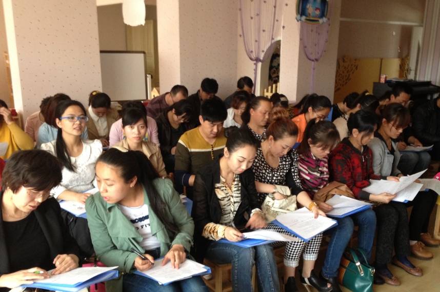 父母参加家长会时,不要这样子打扮,会让孩子觉得很难堪!