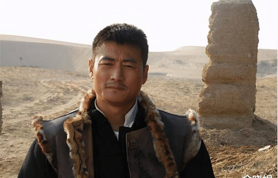 实力硬汉人气不火,转行导演的范雨林,妻子胜过初恋真探说电影·今天
