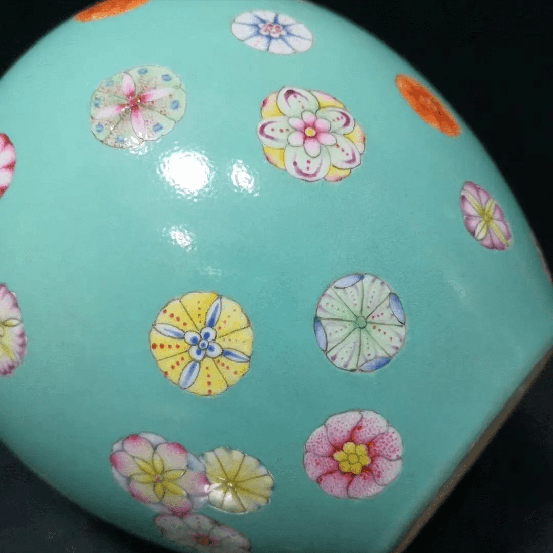 就比如陶瓷上的皮球花纹饰,沈从文先生在花花朵朵坛坛罐罐中谈到,殷商