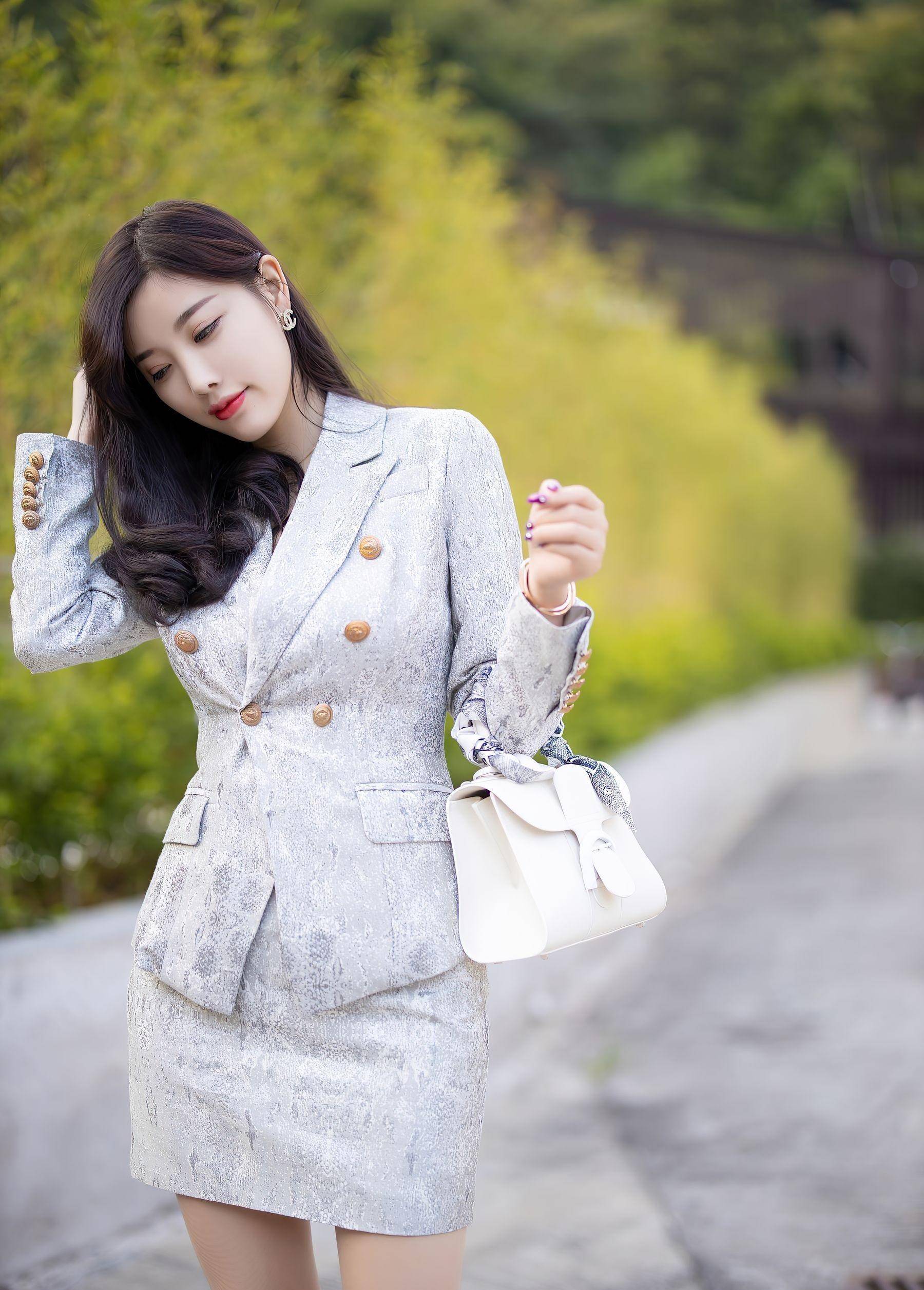 的主打色用黑色的线条修饰边缘,简洁大方的同时还不会抢了套装的风头