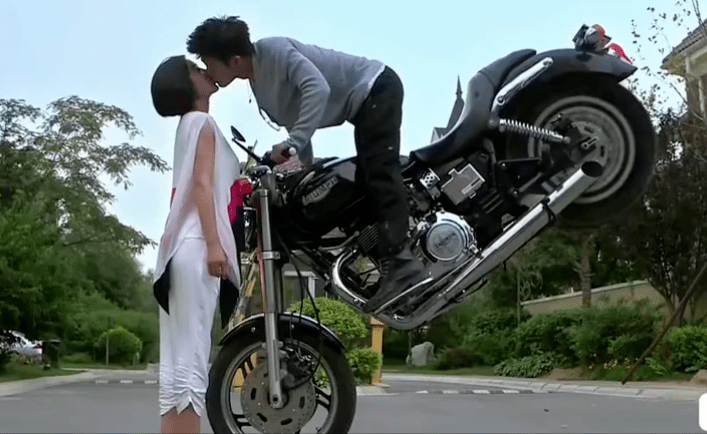 骑摩托车接吻图片