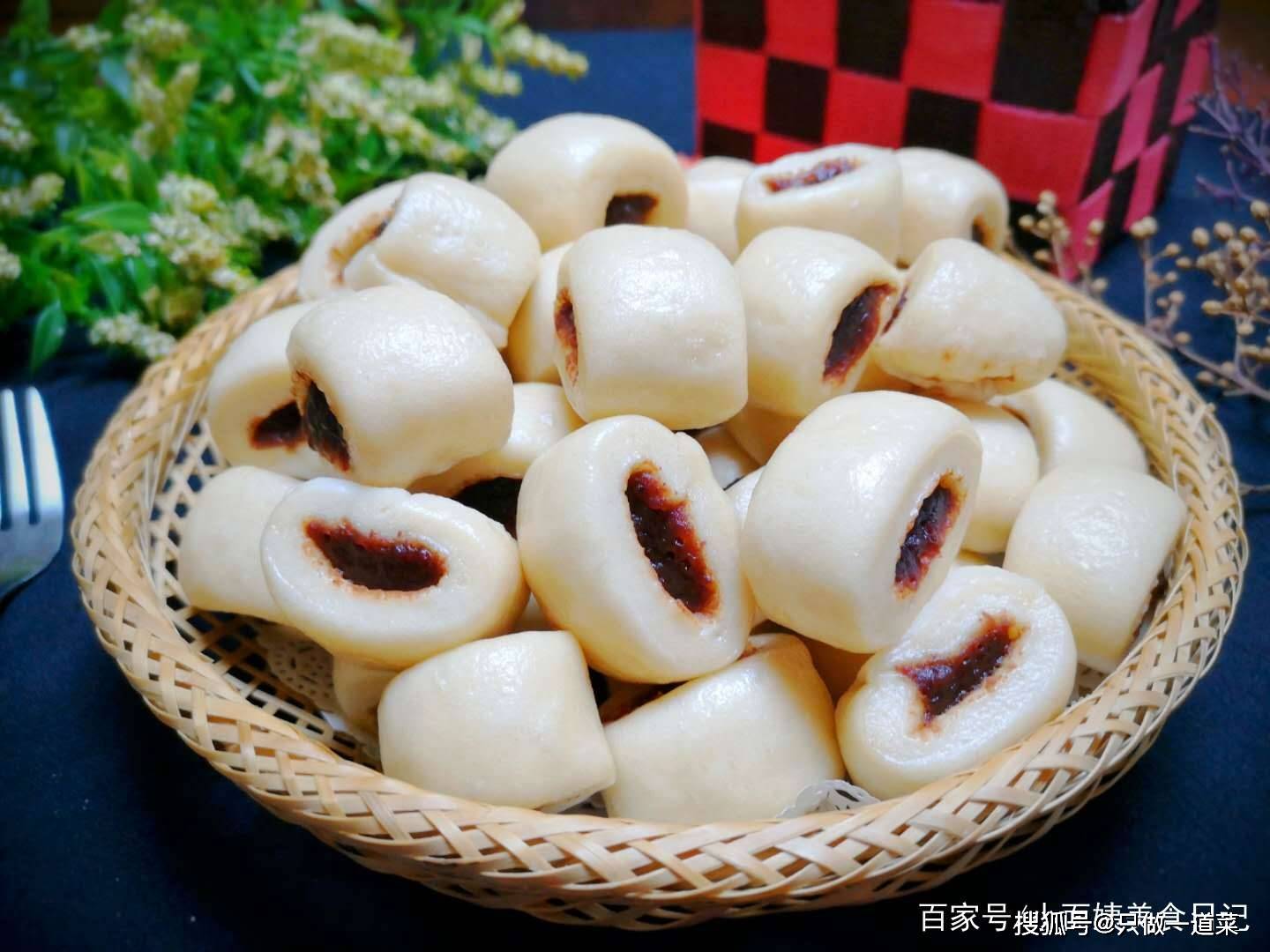 今天小面姨给大家分享一道"夹心小馒头"的做法,很好吃的一道面点,简单