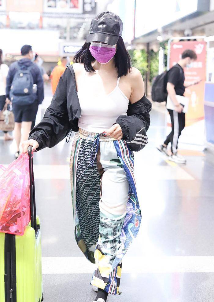 原创钟丽缇凹起造型来真拼穿紧身吊带衫却勒出赘肉腋下副乳太抢镜