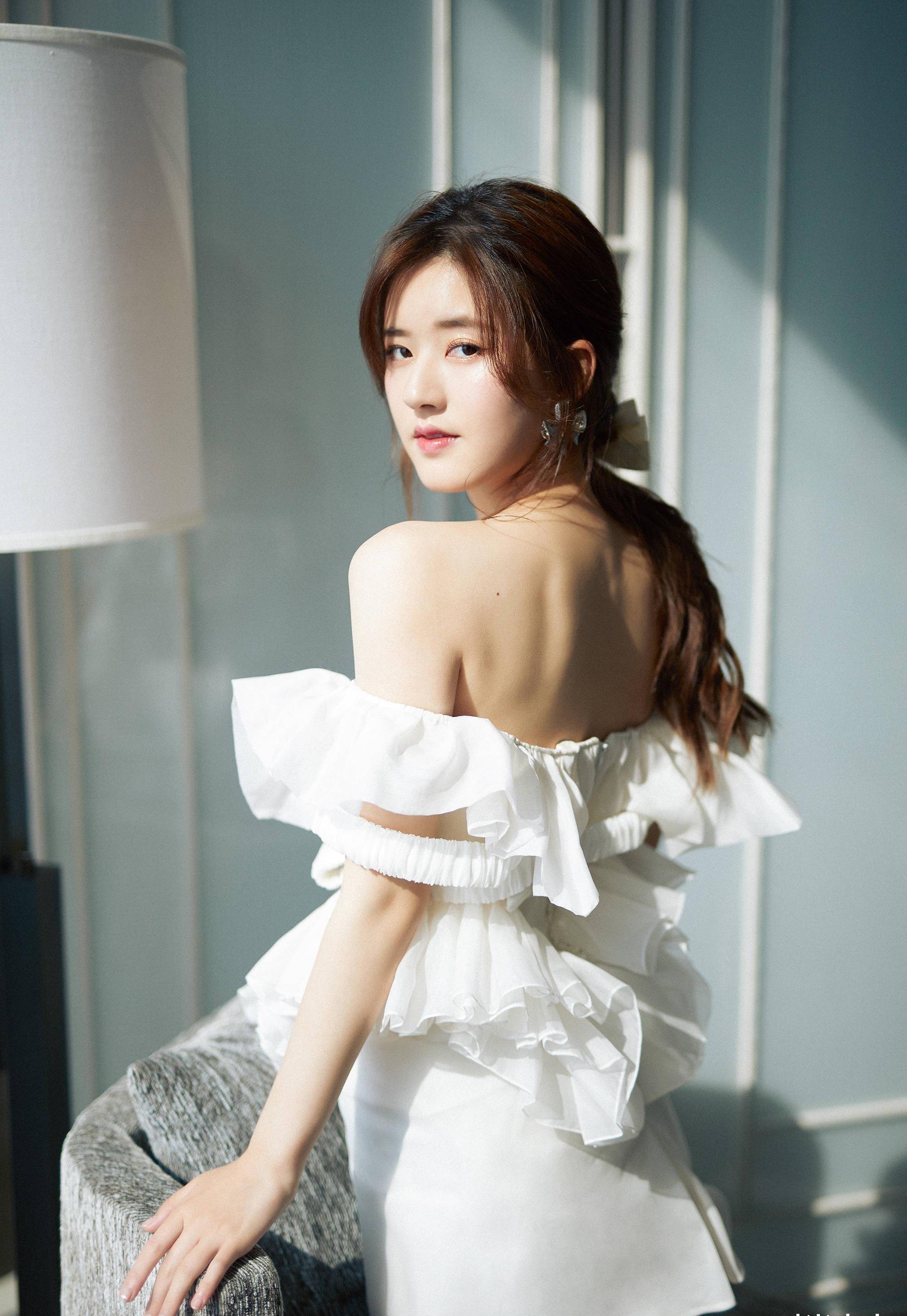 原创赵露思婚纱写真白色抹身材拖地婚纱礼服高贵优雅头顶蝴蝶结像头纱