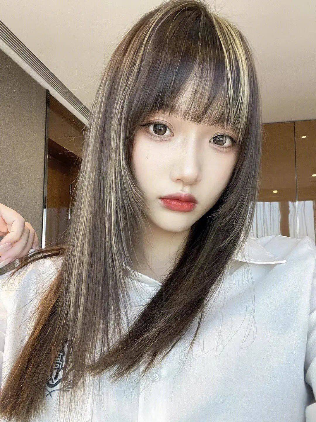 都说长直发显得很单调但这位姐姐的长直发加入了金色的挑染瞬间让人