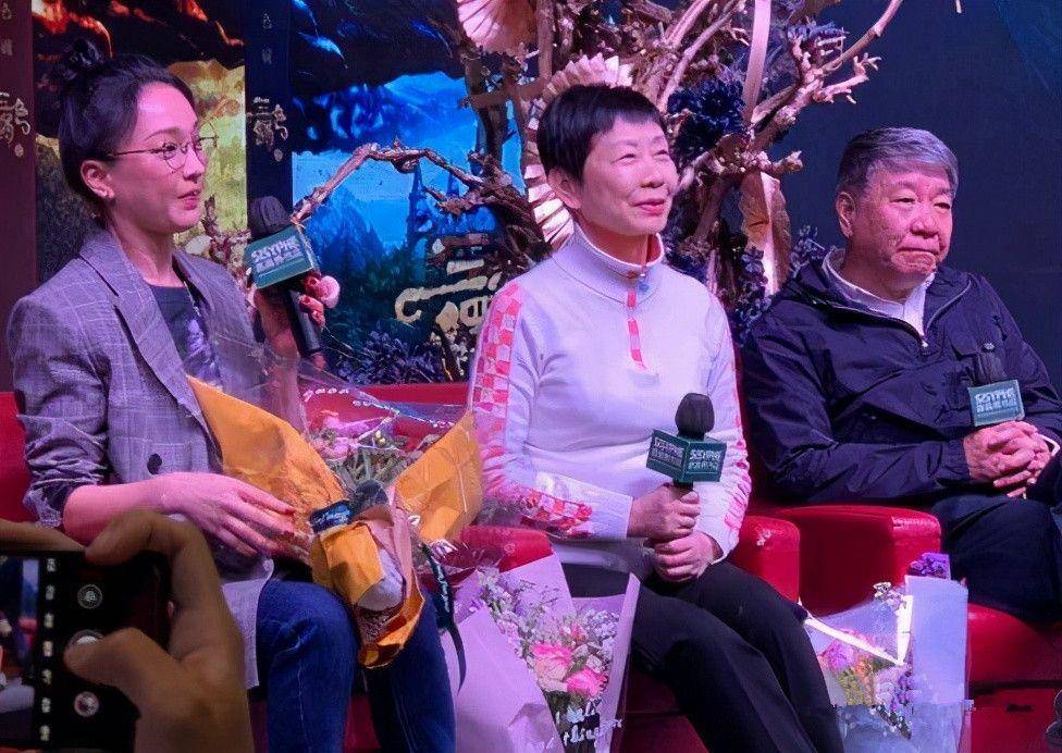 大导演郑晓龙妻子不起眼脸颊干瘦长得不漂亮但却是最优秀的