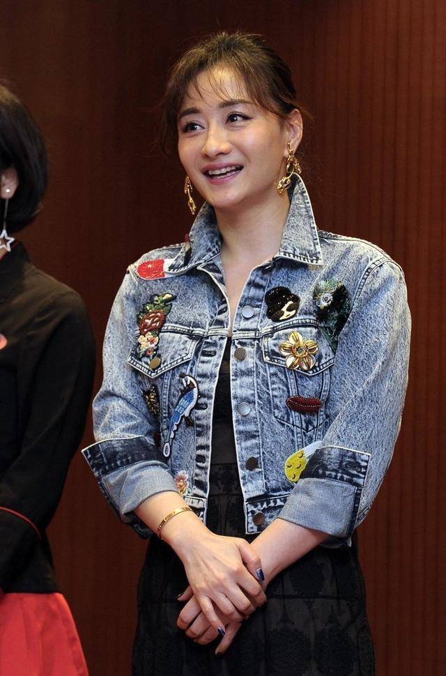 原创陈德容美得真高调刺绣牛仔夹克配薄纱裙46岁依旧保持少女感