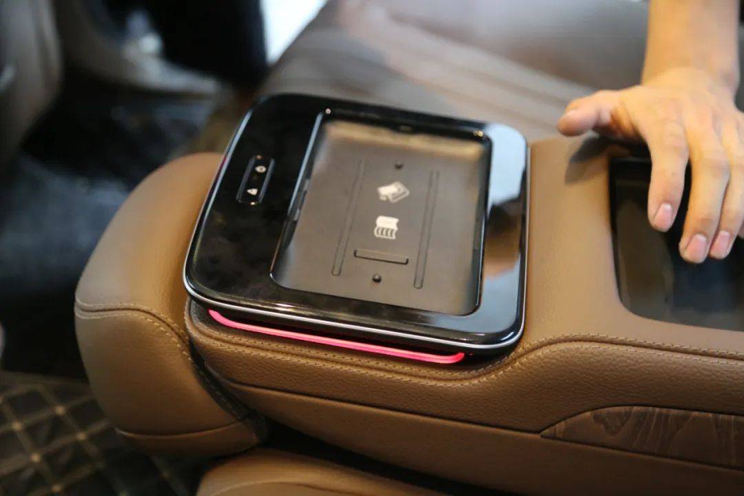 奔驰e级升级后排座椅通风 座椅加热 后排ipad