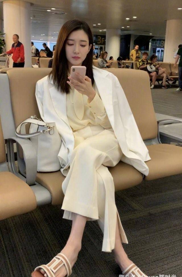 原创江疏影真会穿奶油西装配蛋液衬脚趾甲颜色亮了