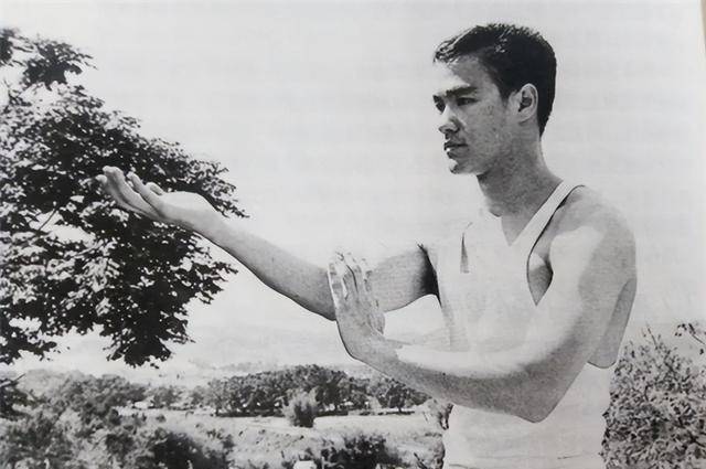 李小龙偏偏用他短短三十几年的生命证明了自己,还验证了那句"天下武功