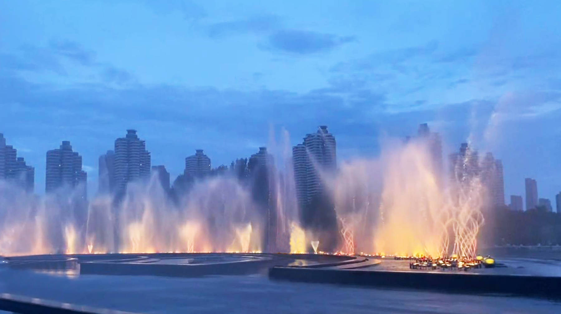 盛夏到武汉闹市这座公园看喷泉，七彩水柱美如画，衬托夜景更浪漫