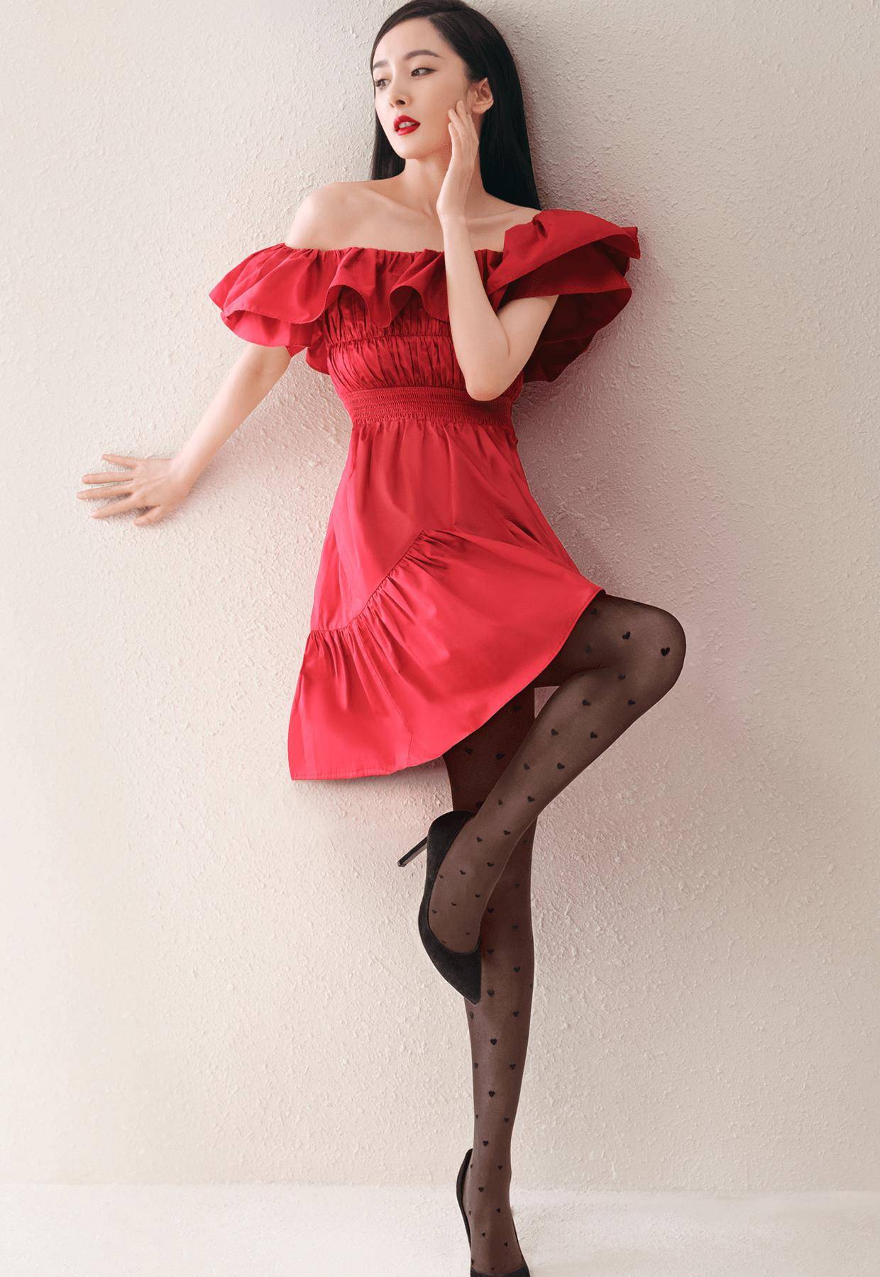 杨幂才是"丝袜腿"的代表,穿红裙子配黑丝,咋看咋性感_黑色_身材_红色