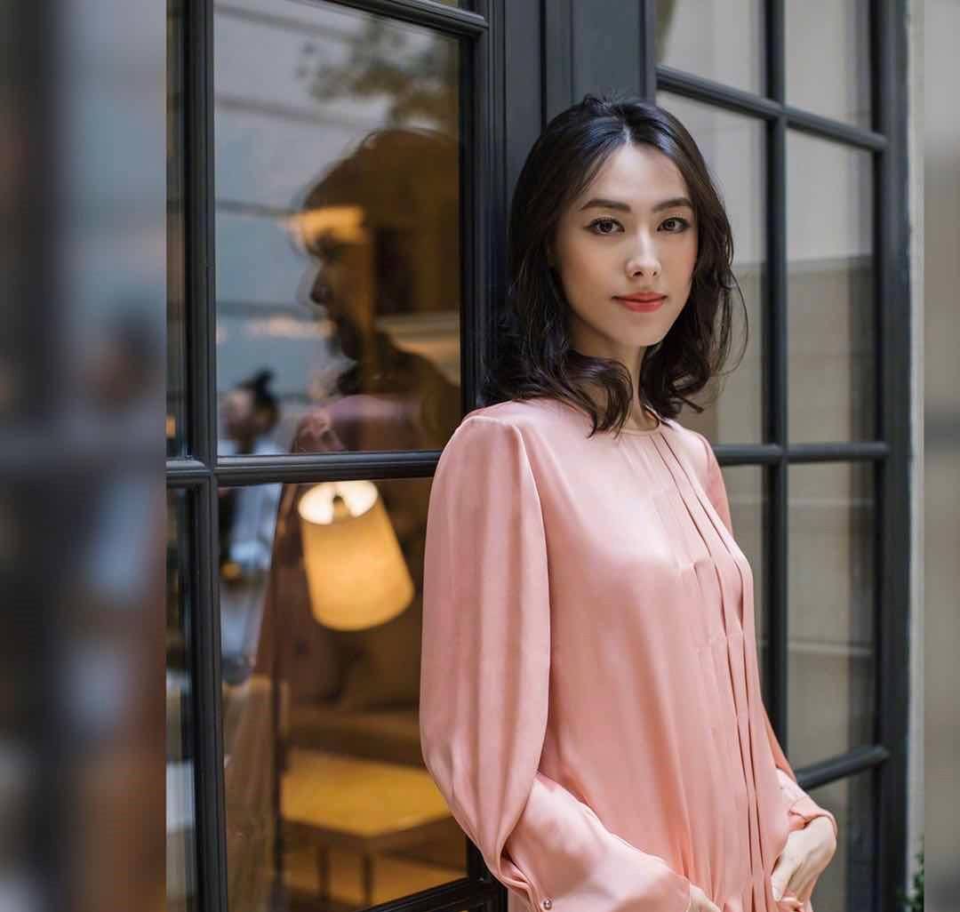 梁洛施真有"阔太"气质范,穿一袭粉色上衣配白色长裤,优雅十足_时尚