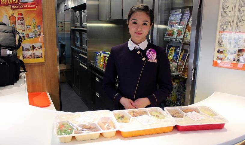 男子乘高铁在餐车吃盒饭遭拒, 威胁列车员"我全国都有群, 曝光你!