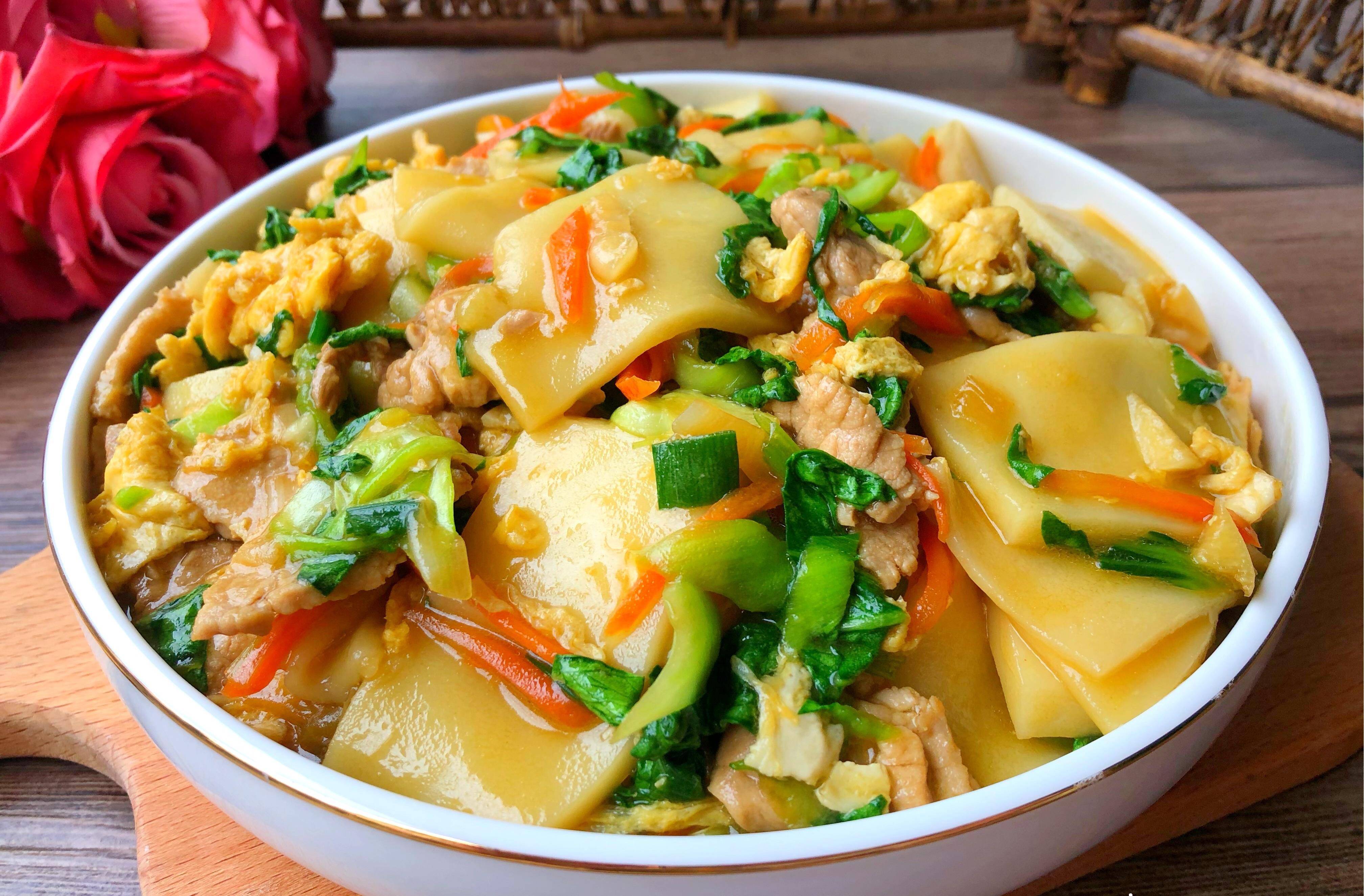 第七步:倒入黄粿翻炒均匀,再加入调好的酱汁翻炒至入味,盖上盖子焖软