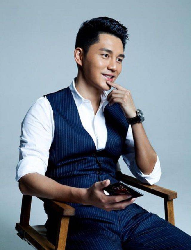 前央视最帅主持人顾斌父子罕见合影公开宝宝正面照心情很好