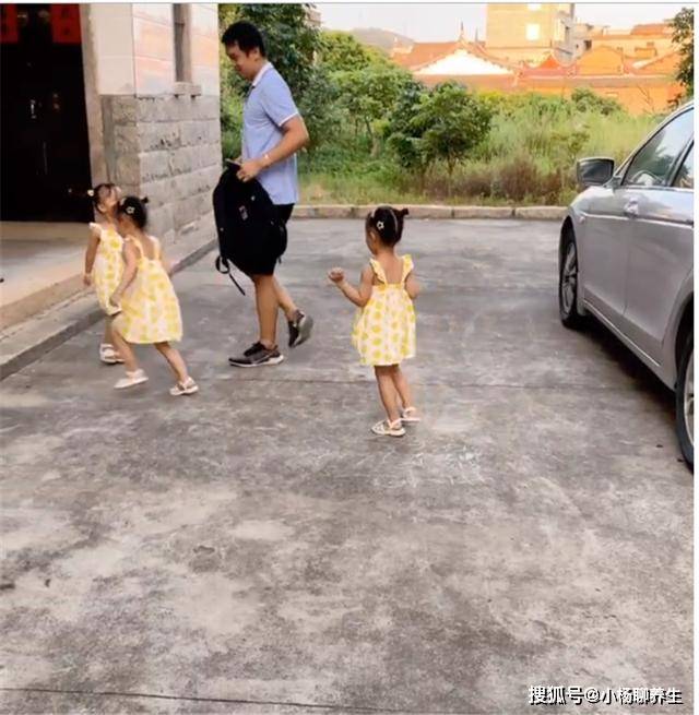 爸爸下班回来，三胞胎女儿在路口等待，看到爸爸的车后感动坏了