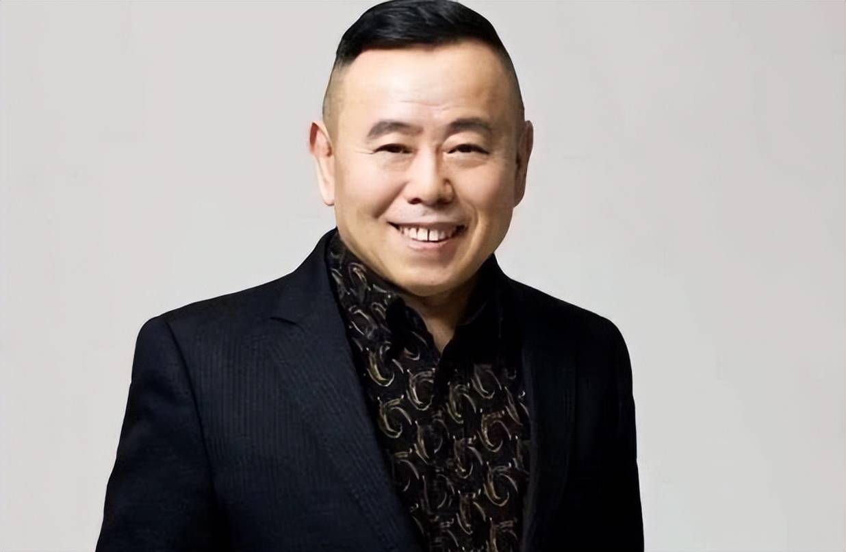 潘长江茅台酒事件后再次现身商业活动现场网友死性不改