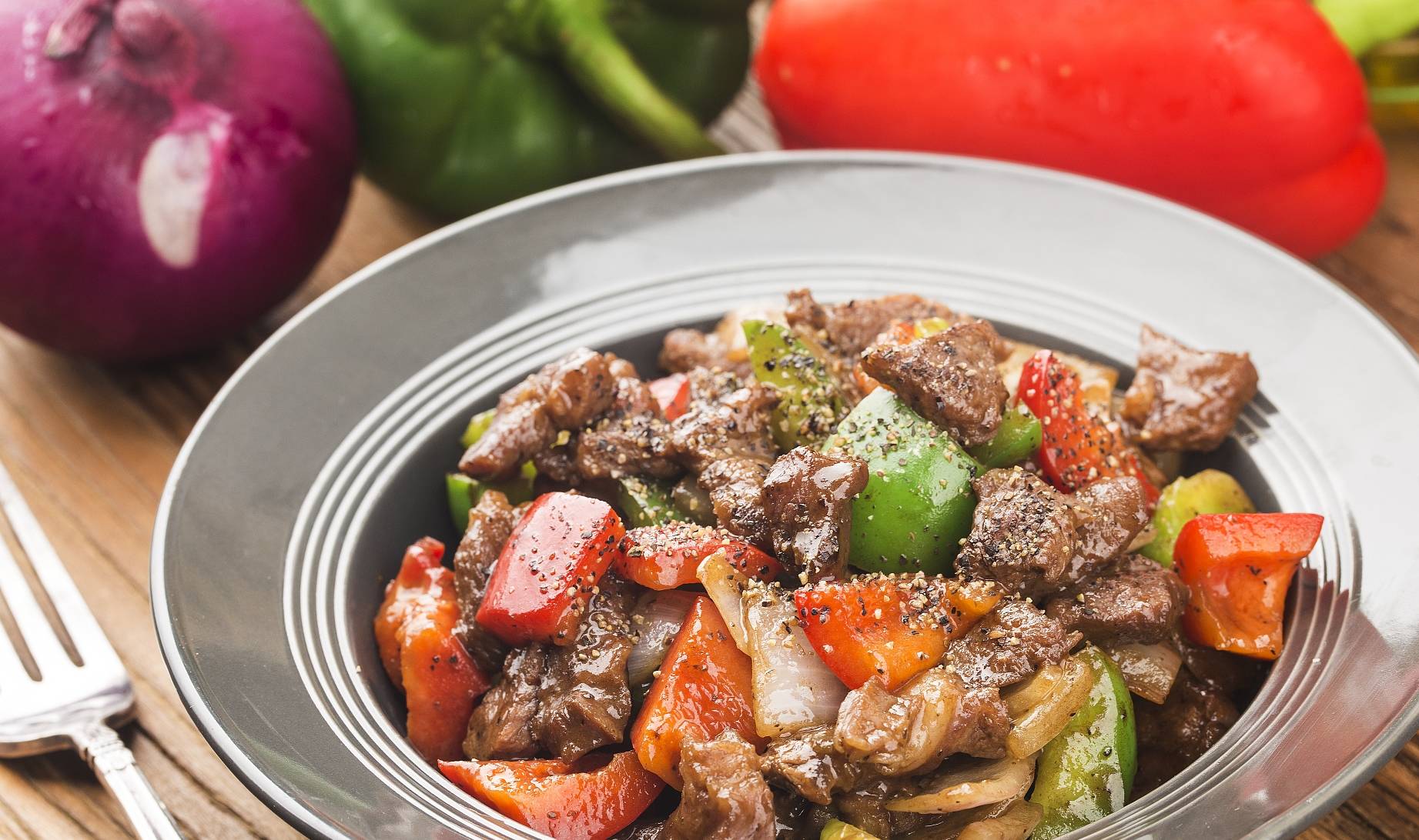 黑椒炒牛里脊肉,堪称绝配,椒香浓郁,味美鲜香_柿子椒_干辣椒_姜丝