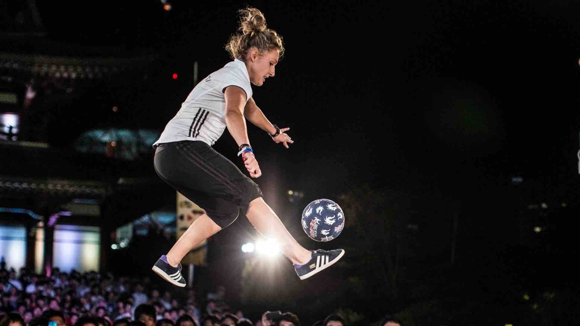 花式足球技巧之高级彩虹起球_脚后跟_版本_动作