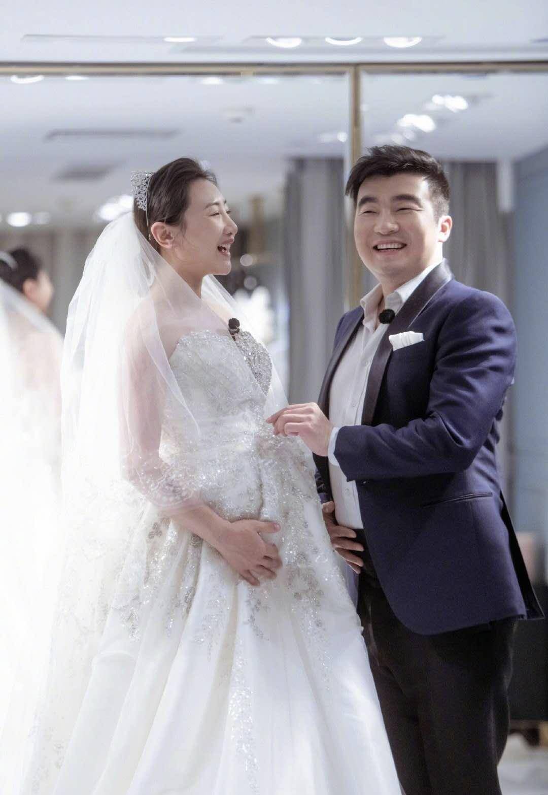 何雯娜挺孕肚试婚纱,老公准备水晶鞋送惊喜,甜蜜告白妻子_梁超_节目