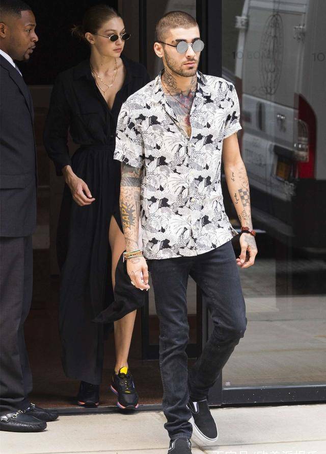 (gigihadid)被拍到跟男友泽恩·马利克(zaynmalik)一同从公寓门口走出