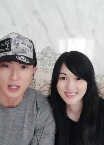 被问到第一次见吴尊的感觉是怎么样的,林丽莹说,觉得吴尊很害羞,两个