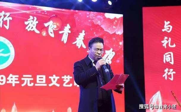 原创广西藤县一中校长“翻车”了，在夜店放飞自我，对女生又亲又抱