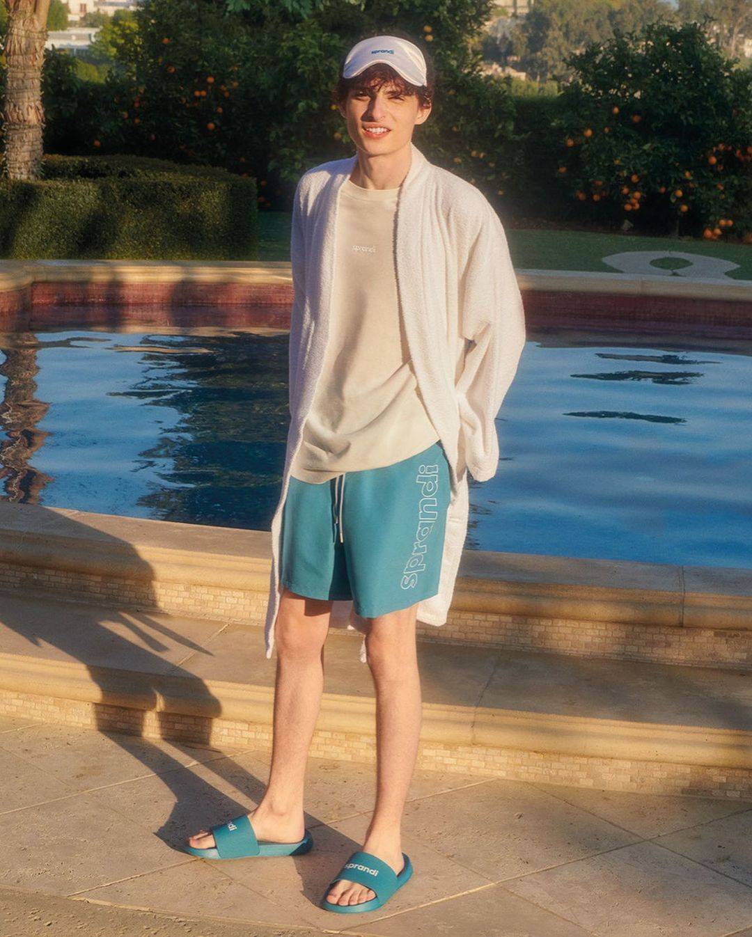 麦克马桶盖头造型爆红,19岁暴风抽高变身短卷发天菜_菲恩·伍法德