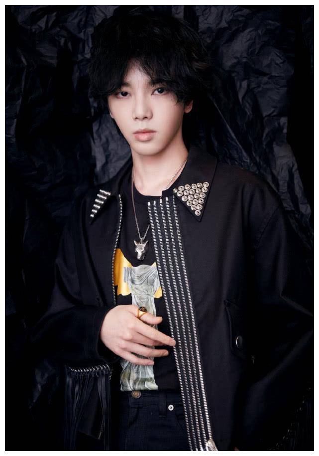 表面看华晨宇穿得很普通,其实暗藏玄机,当他抬手时你会移不开眼_华晨