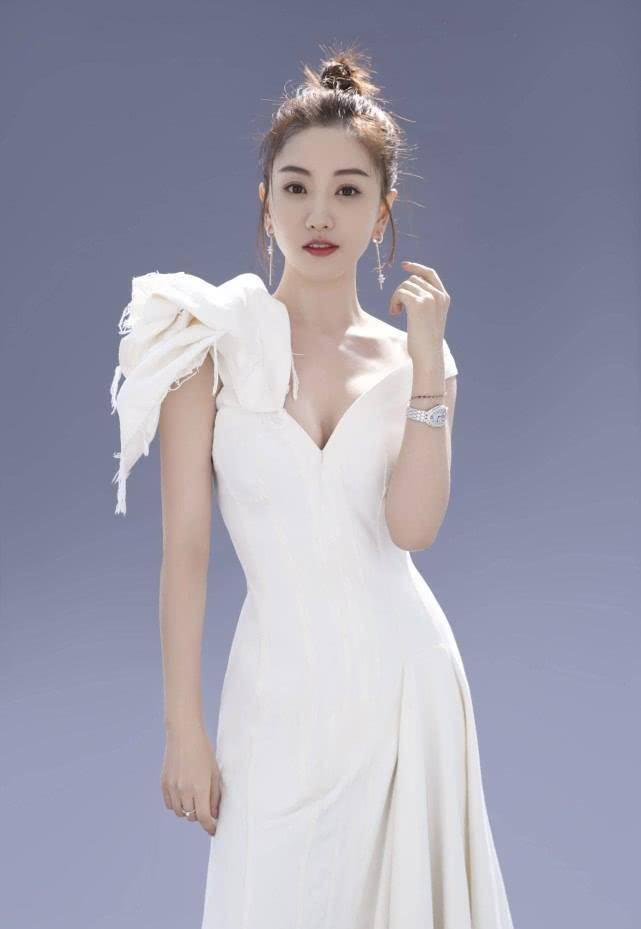 杨蓉的身材真是绝,穿连衣裙大秀时尚锁骨,不愧于正的御用女配