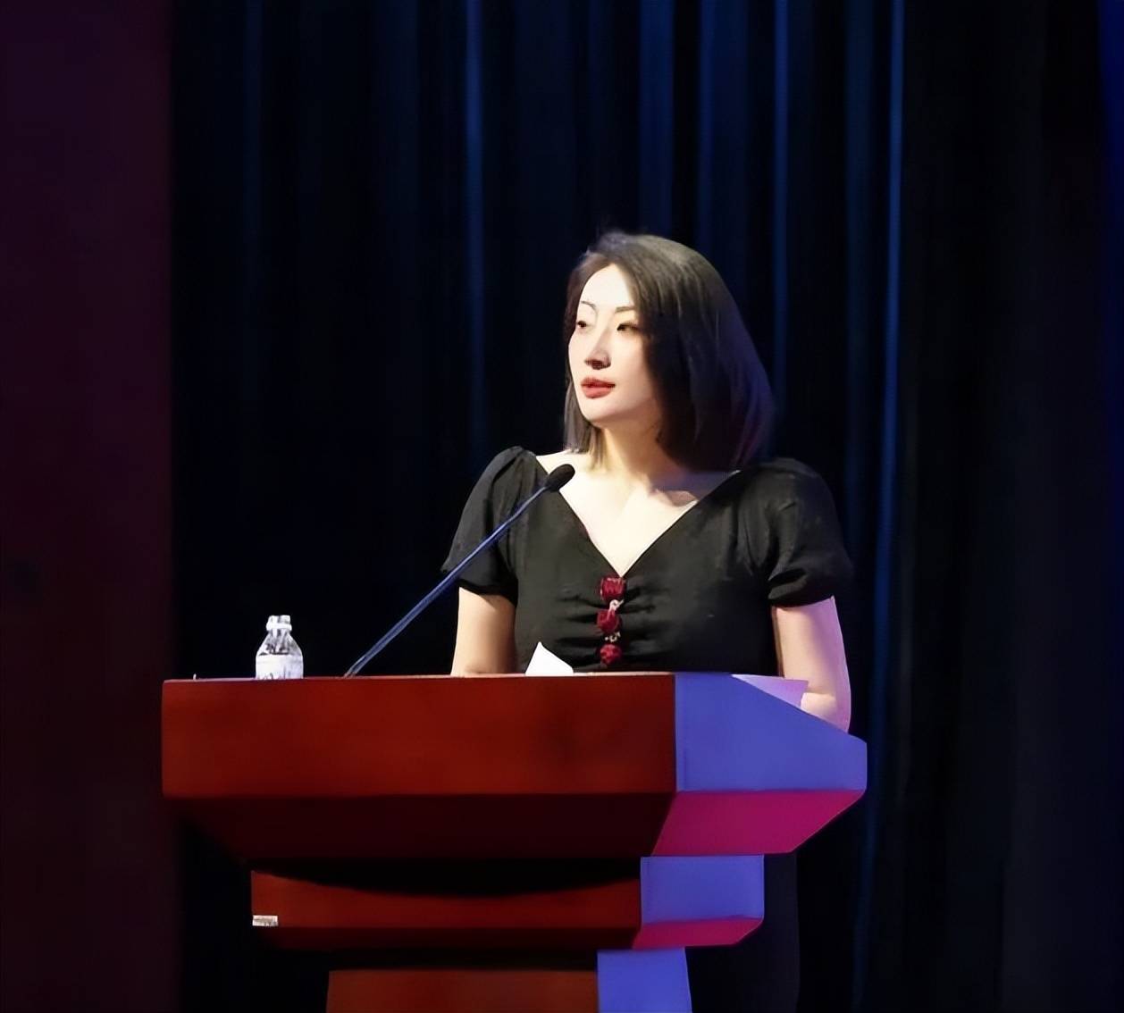 徐福记30周年推200余款新品娃哈哈召开上半年经营大会