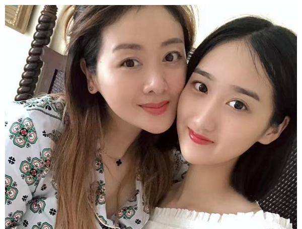 小李琳3岁女儿正面照首曝光小年糕大眼睛瓜子脸颜值不输姐姐