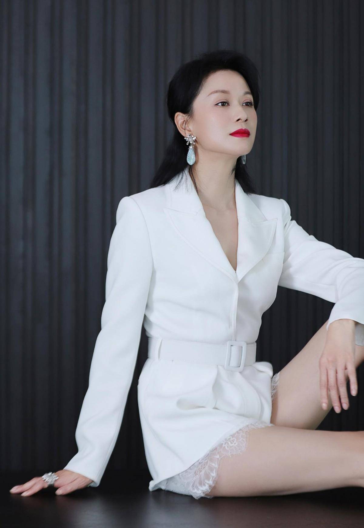 原创倪虹洁高调走机场一身绿色配橘色小包清新可爱美回18岁