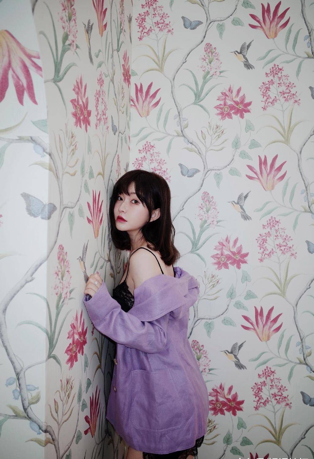 赵本山女徒弟冯溪曝出时尚写真照,一袭黑色吊带裙,尽显好身材_宅男