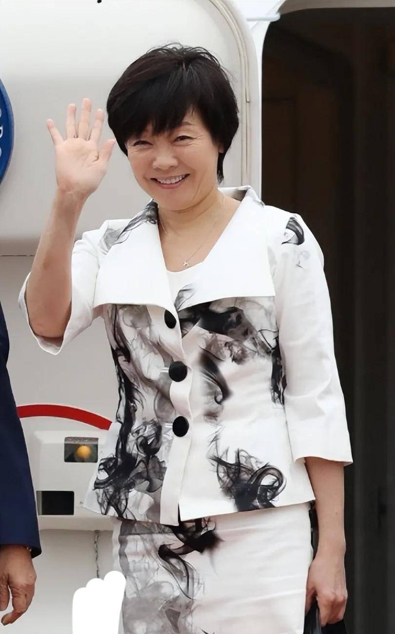 原创追星酗酒不生娃网友眼中安倍晋三夫人安倍昭惠到底有多不靠谱