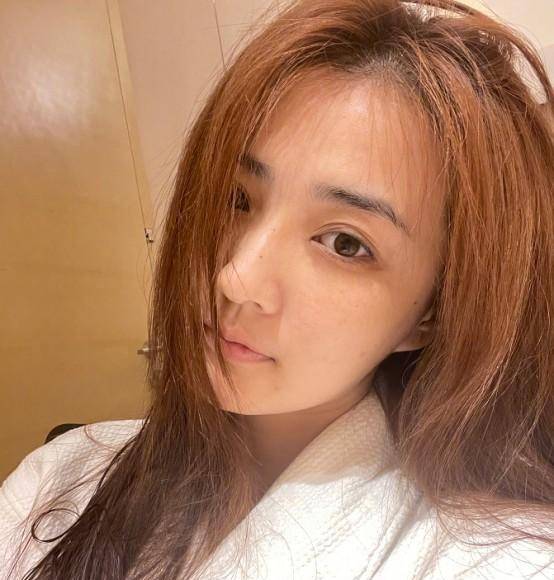 原创徐璐凌晨晒素颜一头长发干燥分叉无滤镜怼脸自拍却有亿点心动