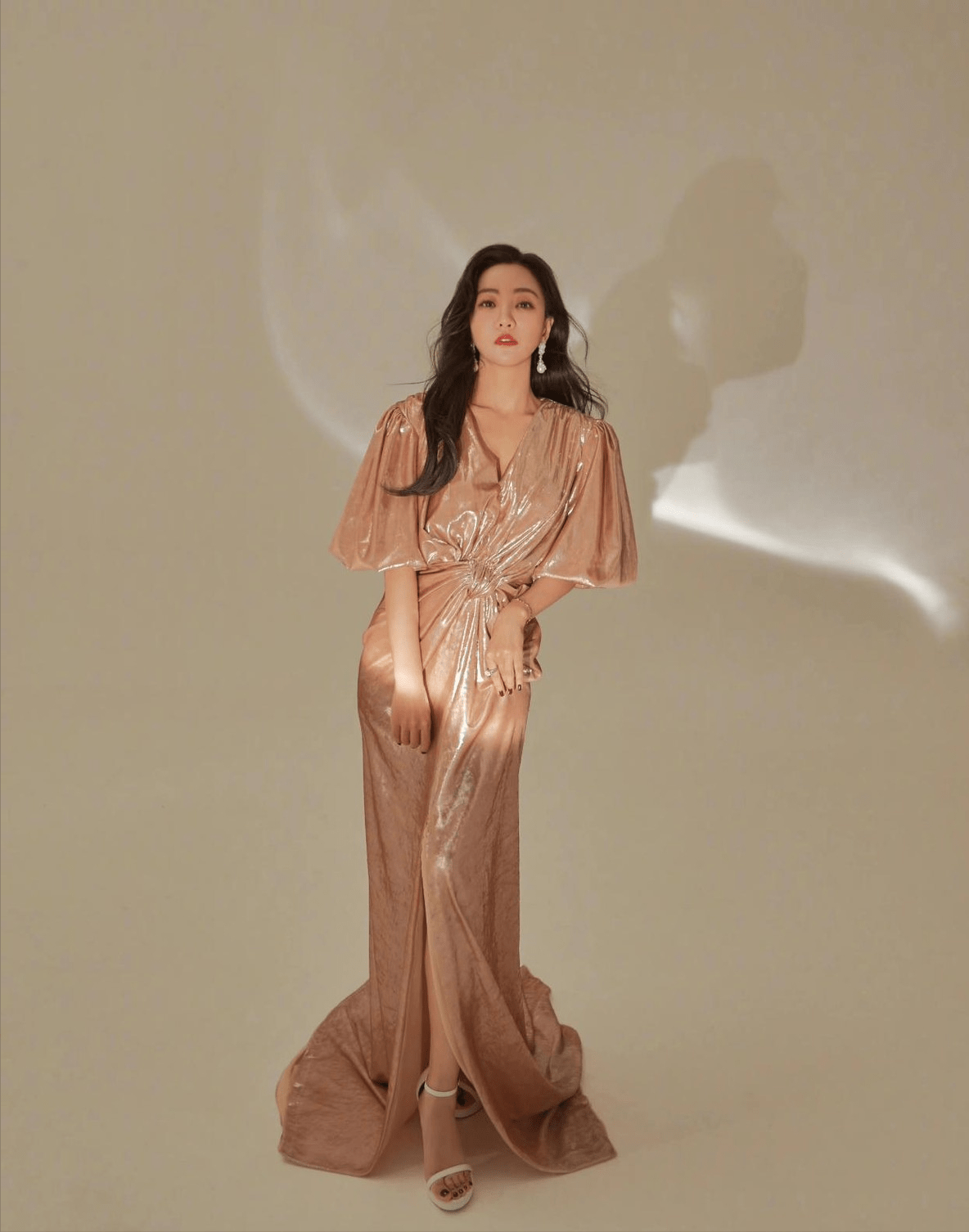 杨蓉身形娇小但很迷人,穿粉色长裙摇曳生姿,长卷发更显华丽高贵_礼服