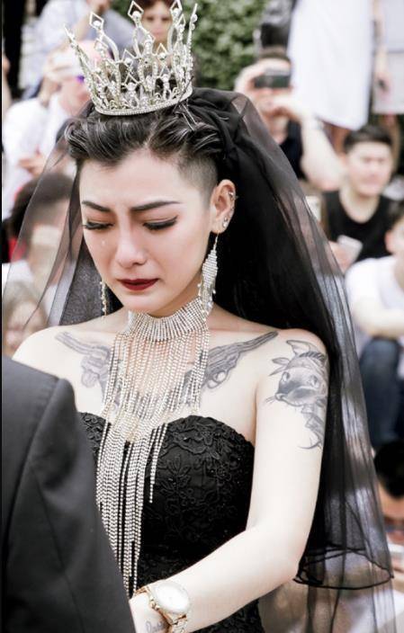 还记得穿黑婚纱的纹身新娘么?如今她生活幸福,素颜五官超精致!