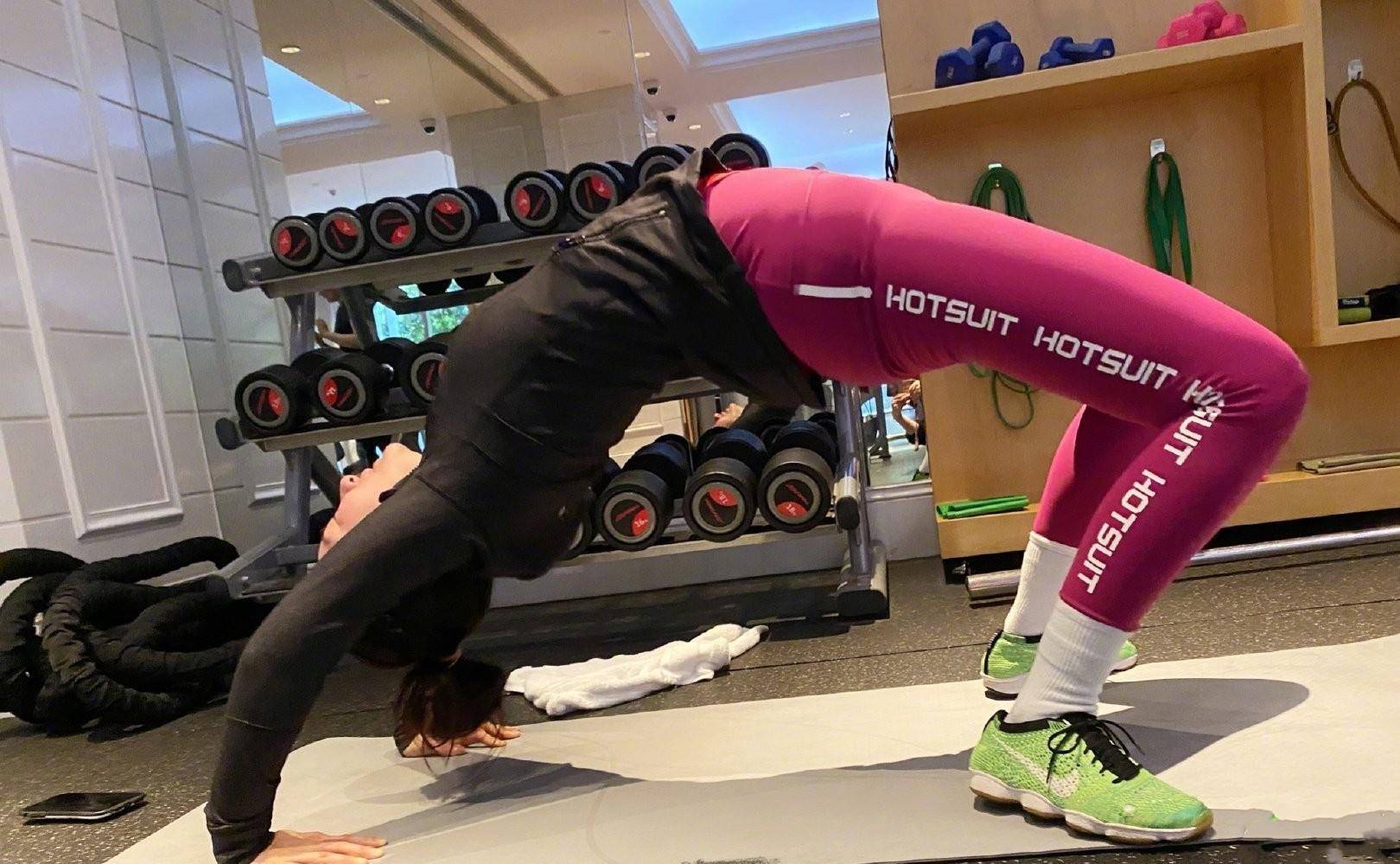 原创43岁黄奕真有胆量穿紧身裤秀蜜桃臀在家玩向后弯腰倒立真服了